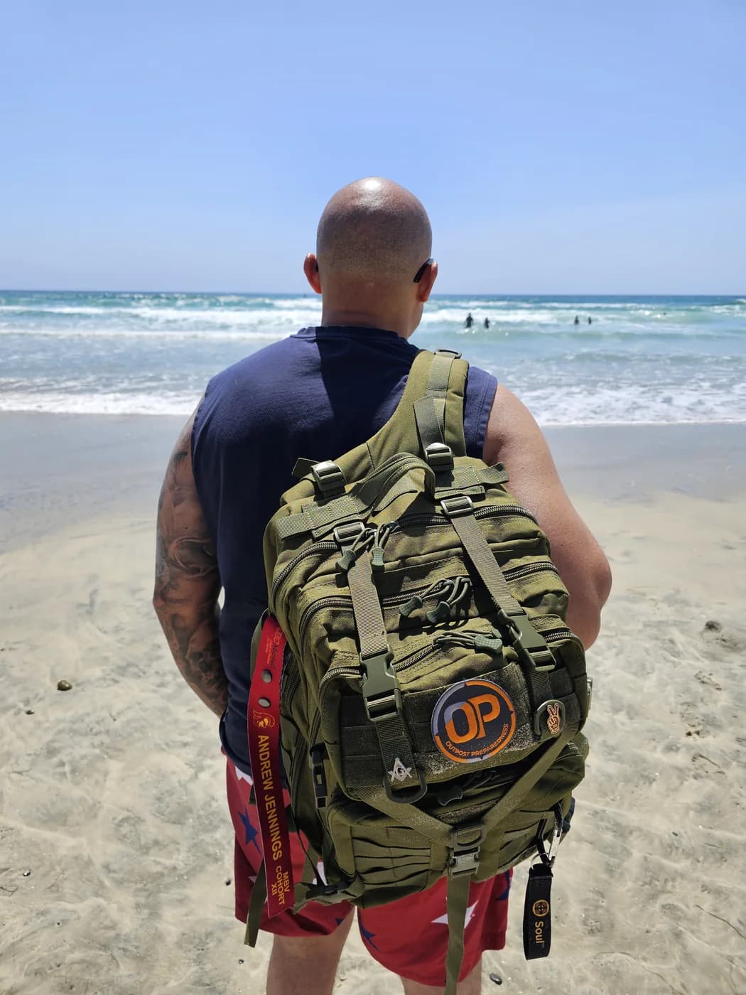 Drew Jennings carrying the Essential+ Go-Bag over one shoulder